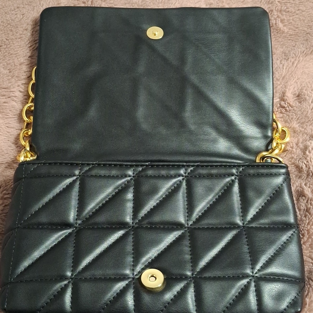 Super Cute /Black Quilted / W Yellow Gold Chain / Bag - Picture 2 of 6